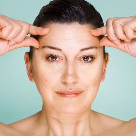 Mulher com pele saudável, firme e luminosa após uso de colágeno