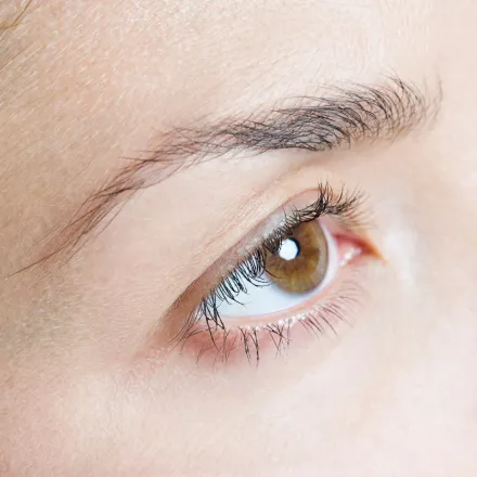 Mulher com pele saudável, firme e luminosa após uso de colágeno