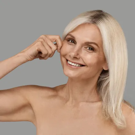 Mulher com pele saudável, firme e luminosa após uso de colágeno